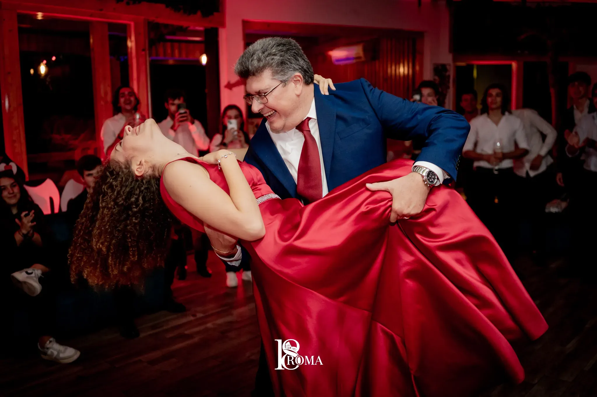 Amici che alzano i calici alla festa di diciottesimo