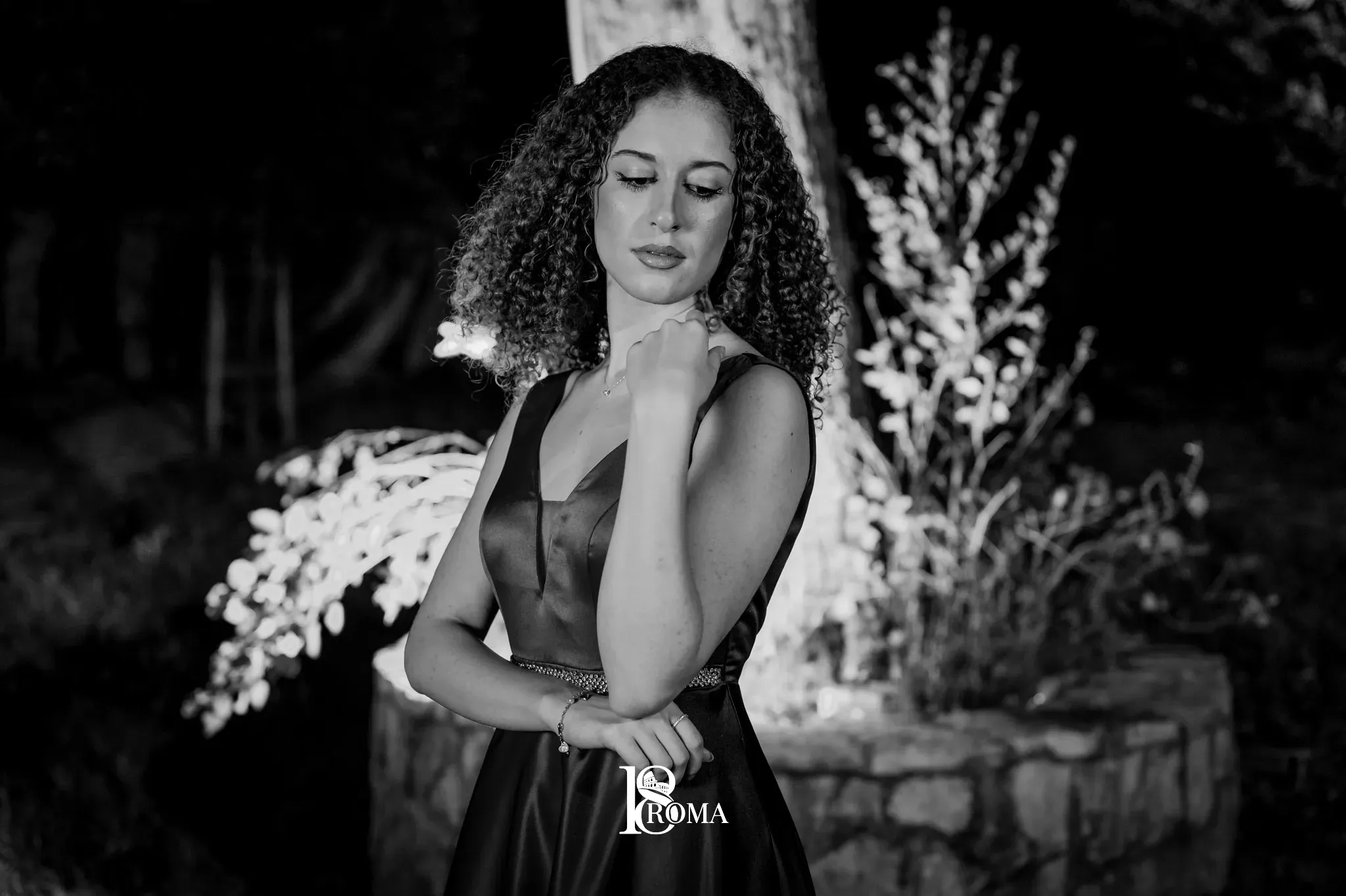 Coppia che festeggia l’anniversario di matrimonio con un bacio