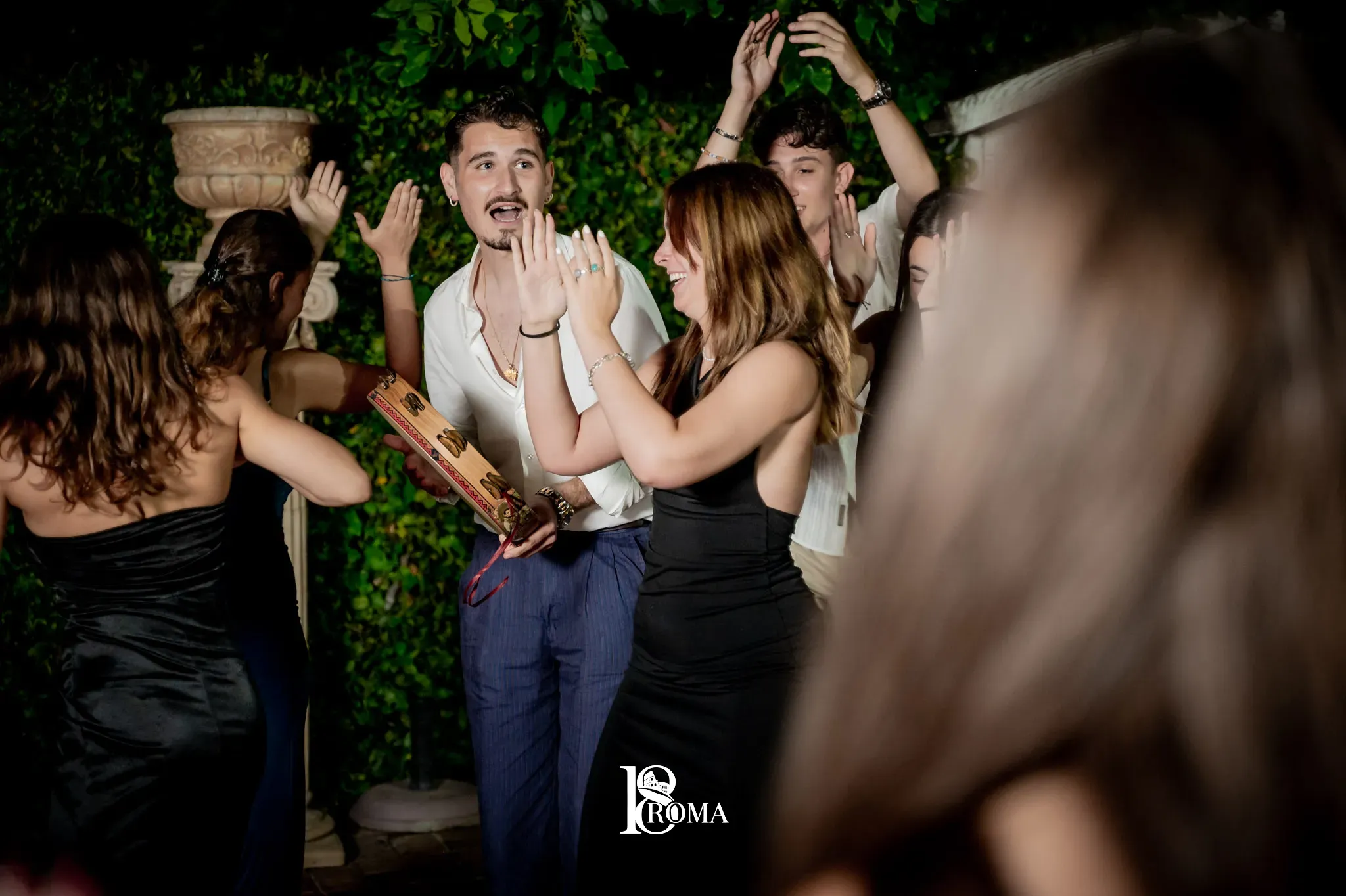 Festeggiata dei 18 anni con gli amici durante il brindisi della festa a Gaeta